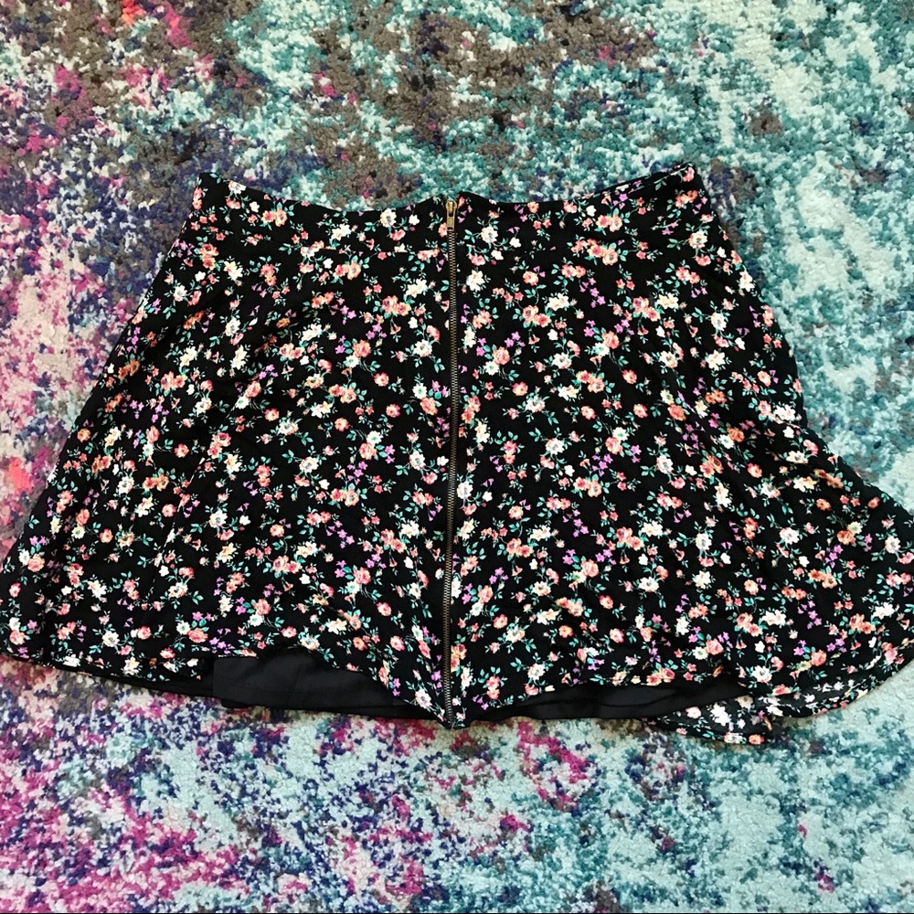 ✨ Floral mini skit front zipper size large
